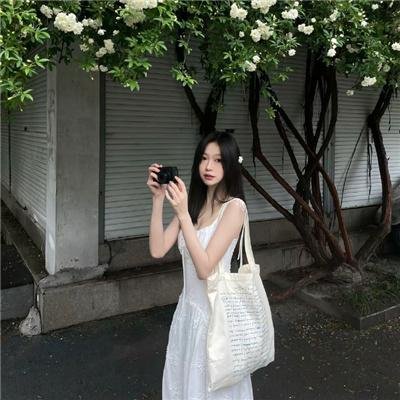 绿杨移作两家春